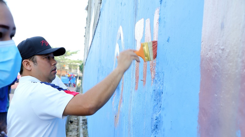 Walikota Tangerang Arief Wismansyah membuat mural pada lomba mural Pemuda Kreatif, Munggu (18/6). (Foto: Dok Pemkot)