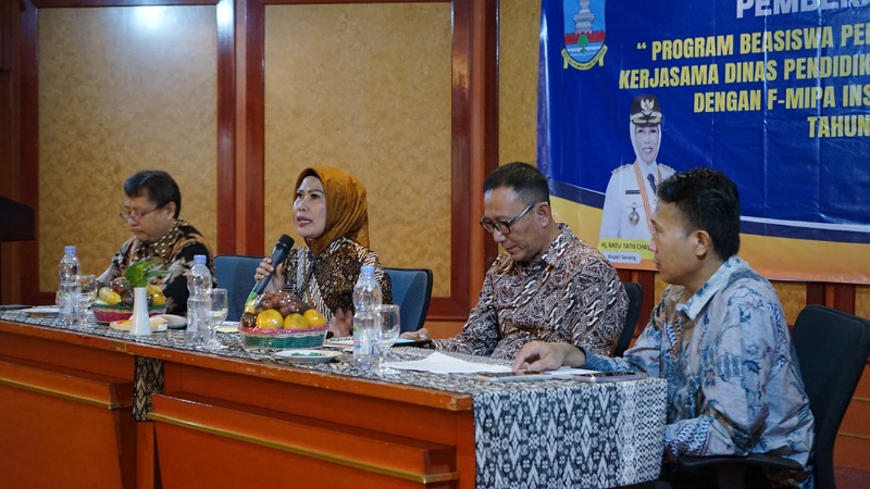 Bupati Serang Ratu Tatu Chasanah memberikan sambutan dalam seleksi program beasiswa Pascasarjana di ITB untuk guru. (Foto: Dok Pemkab)