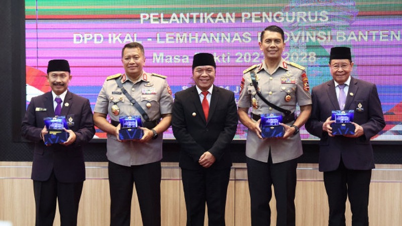Pj Gubernur Banten Al Muktabar berfoto dengan pengurus IKAL LEMHANNAS Provinsi Banten yang baru dilantik. (Foto: Dok Pemprov)