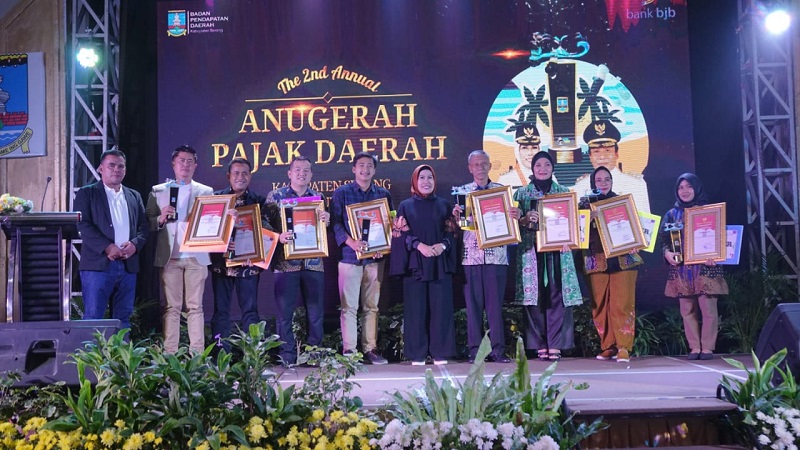 Bupati Serang Ratu Tatu Chasanah memberikan pengargaan kepada wajib pajak dalam Anugerah Pajak Daerah 2023. (Foto: Dok Pemkab)