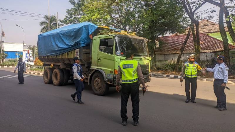 Operasi gabungan truk tanah diluar jam operasional di Kota Tangerang. (Foto: Dok Pemkot)