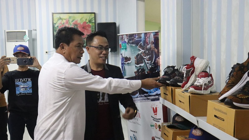Sekretaris Daerah Kabupaten Tangerang Moch Maesyal Rasyid saat melepas ekspor sepatu batik ke Belanda. (Foto: Dok. Pemkab)