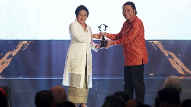 Menteri PPPA Bintang Puspayoga menyerahkan penghargaan Anugerah Provila Tahun 2023 kepada Pj Gubernur Banten Al Muktabar. (Foto: Dok Pemprov)