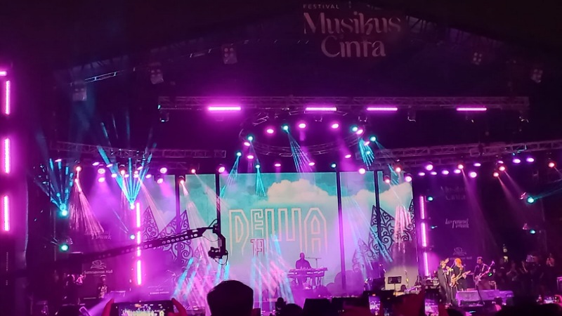 Dewa 19 feat Ari Lasso di Festival Musikus Cinta, Uptown Park Summarecon Mall Serpong, pada Minggu (2/7)/Lan