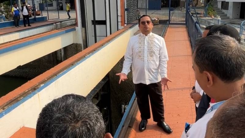 Walikota Tangerang Arief Wismanyah menginstruksikan perbaikan cepat pintu air yang rusak. (Foto: Dok Pemkot)