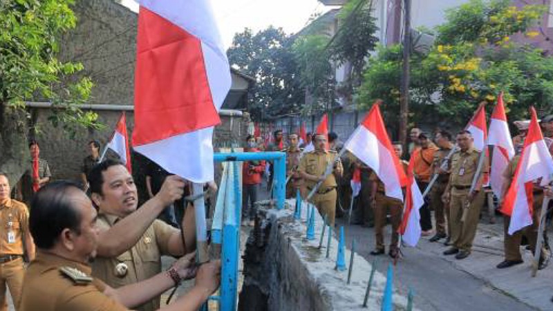 Walikota Tangerang Arief R Wismansyah melakukan pemasangan bendera Merah Putih menyambut HUT Kemerdekaan RI ke 78. (Foto: Dok Pemkot)