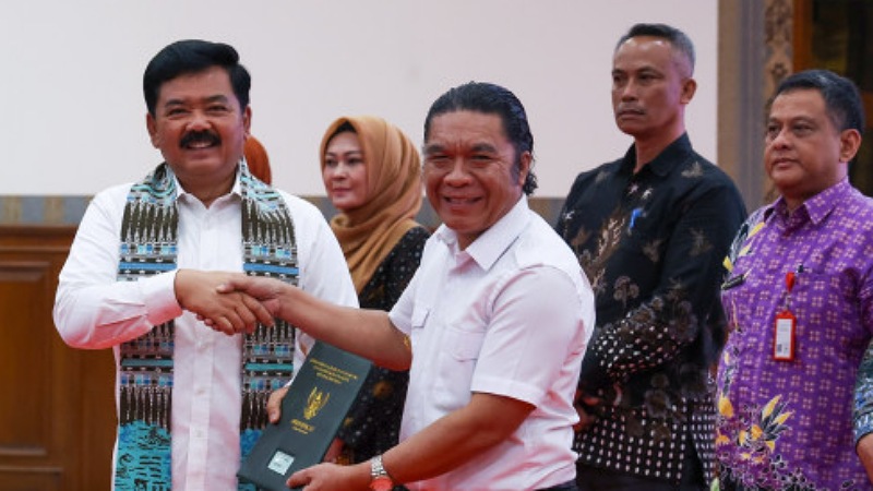 Menteri ATR/BPN Hadi Tjahjanto menyerahkan 42 sertipikat aset Pemprov Banten yang diterima Pj Gubernur Banten Al Muktabar. (Foto: Dok Pemprov)