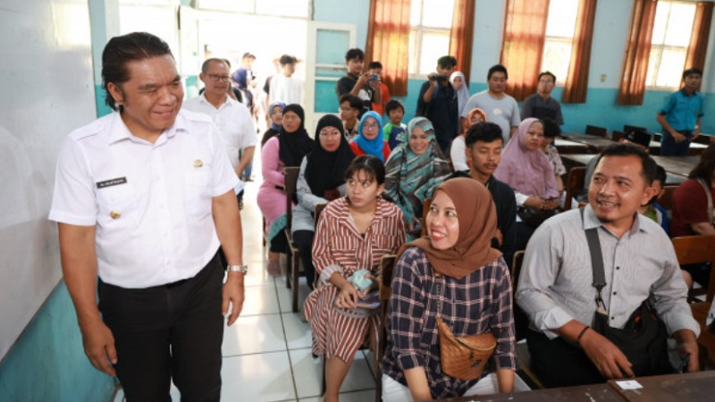 Pj Gubernur Banten Al Muktabar saat memantau PPDB di Kota Serang. (Foto:  Dok Pemprov)