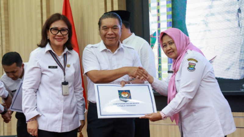 Pj Gubernur Banten Al Muktabar menerima penilaian dari Kemendagri atas LPPD 2022.(Foto:Dok Pemprov)
