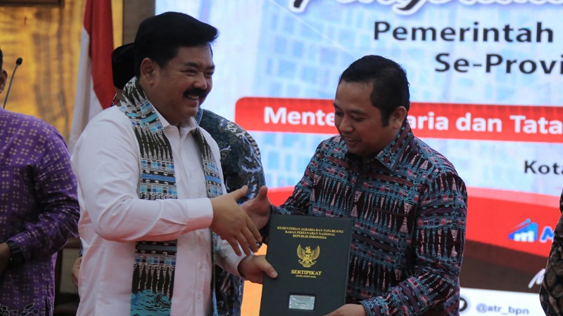 Walikota Tangerang Arief R Wismansyah menerima sertipikat aset Pemkot Tangerang ysng diserahkan Menteri ATR/BPN Hadi Tjahjanto. (Foto: Pemkot)