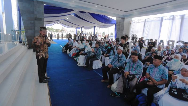 Wakil Walikota Tangerang Sacrudin menyambut kepulangan jemaah haji asal Kota Tangerang di Asrama Haji Cipondoh. (Foto: Dok Pemkot)