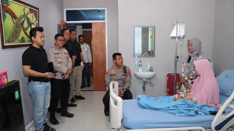 Kapolresta Tangerang Kombes Pol Sigit Dany Setiyono menjenguk korban rekoset. (Foto: Repro)