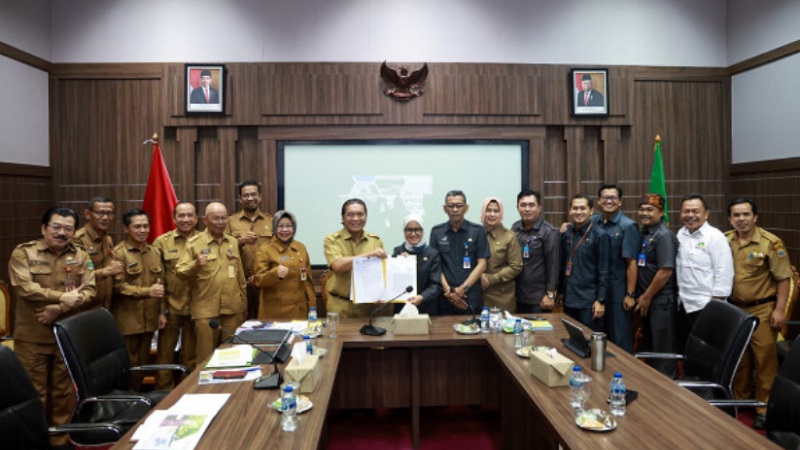 Pj Gubernur Banten Al Muktabar menyerahkan sura rekomedasi Geopark Bayah Dome menjadi Geopark Nasional kepada Bupati Lebak Iti Jayabaya. (Foto: Pemprov)