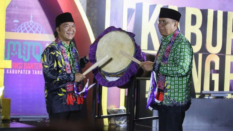 Pj Gubernur Banten Al Muktabar menabuh bedug tanda dimulainya MTQ XX tingkat Provinsi Banten. (Foto: Dok Pemprov)