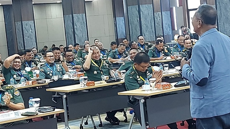 Pelatihan menulis pada para perwira TNI AD.-- Disway -