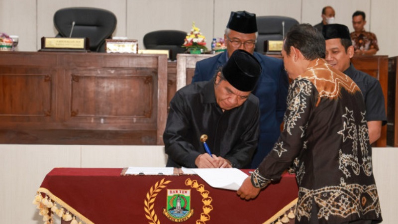 Pj Gubernur Banten Al Muktabar menandatangi Raperda tentang Pertanggungjawaban Pelaksanaan APBD Provinsi Banten Tahun Anggaran 2022.-