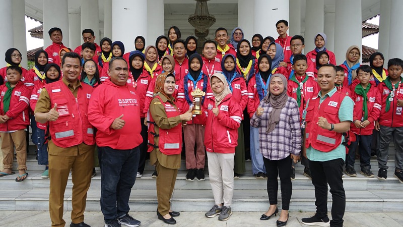 Ketua PMI Banten Ratu Tatu Chasanah menerima piala juara satu dari kontingen PMI Banten di Jumbara Nasional PMR 2023 di Lampung. (Foto: Ist)