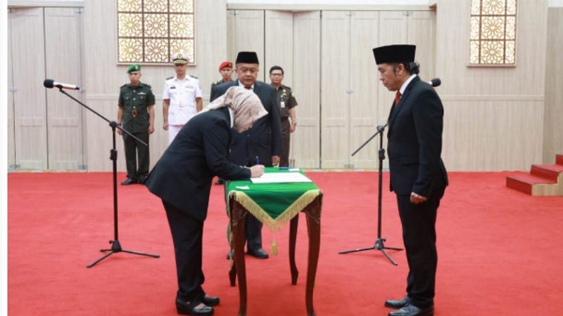 Pj Gubernur Banten Al Muktabar melantik Virgojanti menjadi Penjabat Sekretaris Daerah (Sekda) Provinsi Banten. (Foto: Dok Pemprov)