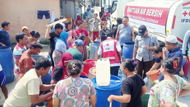 PMI Banten kembali menurukan air bersih akibat bencana kekeringan di Kabupaten Serang. (Foto: Amr)