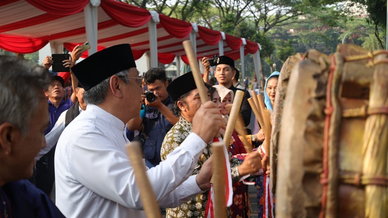 Pj Gubernur Banten Al Muktabar dan Walikota Tangsel Benyamin Davnie saat membuka Parade Budaya Nasional dan Internasional di Bintaro. (Foto: Dok Pemkot)