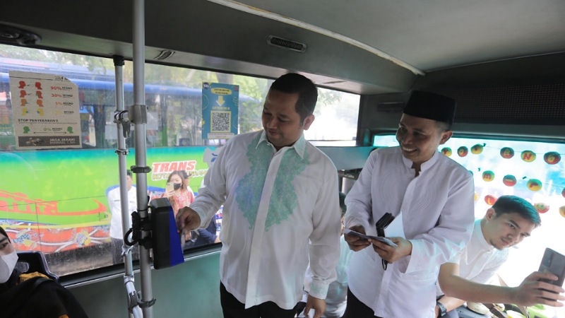 Walikota Tangerang Arief R Wismansyah mencoba metode pembayaran bus tayo menggunakan e-money. (Foto: Dok Pemkot)