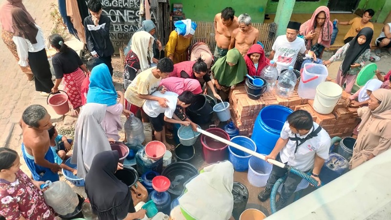 PMI Banten distribusikan air bersih, bantu warga kekeringan di Kota Serang. (Foto: AMR)