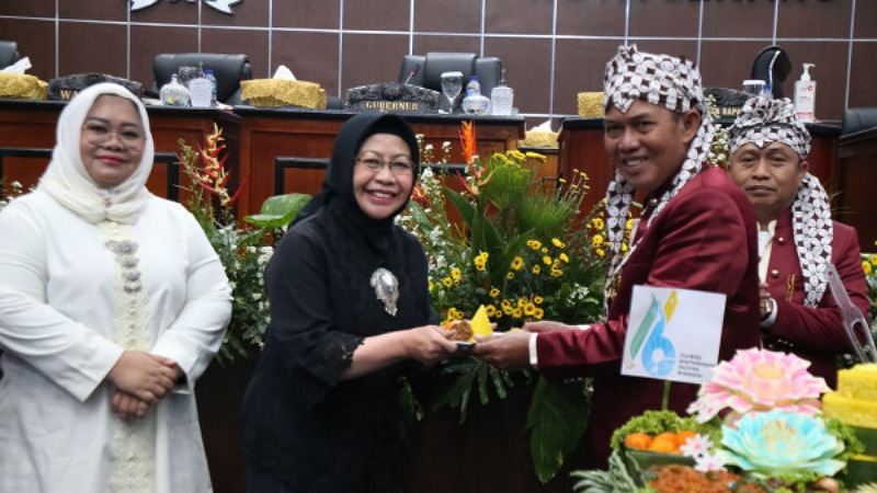 Pj Sekda Banten Virgojanti mendapat tumpeng dari Walikota Serang Syafrudin. (Foto : Dok Pemprov)