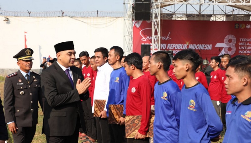 Bupati Tangerang Ahmed Zaki Iskandar memberikan simbolik memberikan SK revisi kepada 818 narapidana di di Rutan Kelas 1 Tangerang Kecamatan Jambe, Kamis (17/8). (Foto: Dok Pemkab)