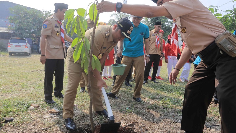 Walikota Tangerang Arief Wismanyah melakukan penanaman pohon sebagai salah satu upaya mengurangi pencemaran udara. (Foto: Dok Pemkot)