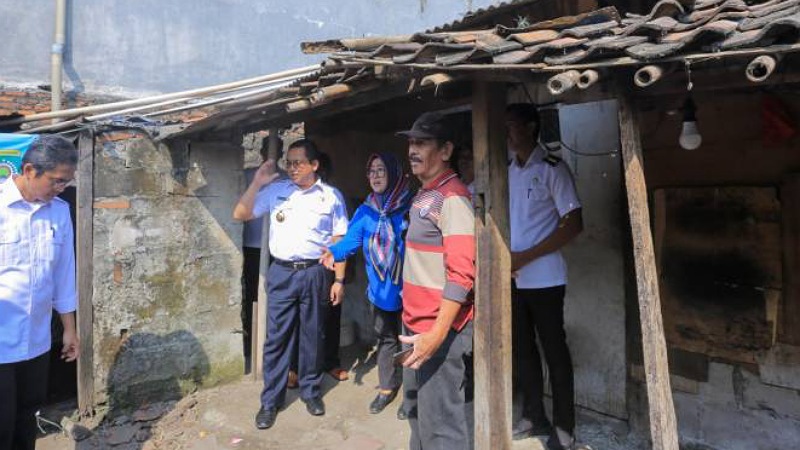 Walikota Tangerang meninjau lokasi Bedah Rumah di Kelurahan Pabuaran, Karawaci. (Dok Pemkot)