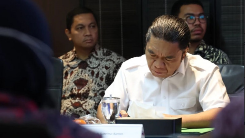 Pj Gubernur Banten Al Muktabar saat mengikuti Rakor permasalahan pencemaran udara di Jabodetabek. (Foto: Dok Pemprov)