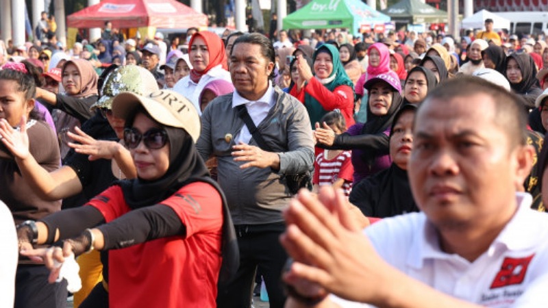 Pj Gubernur Banten Al Muktabar berbaur dengan warga saat memperingati 23 Tahun Radar Banten. (Foto: Repro)