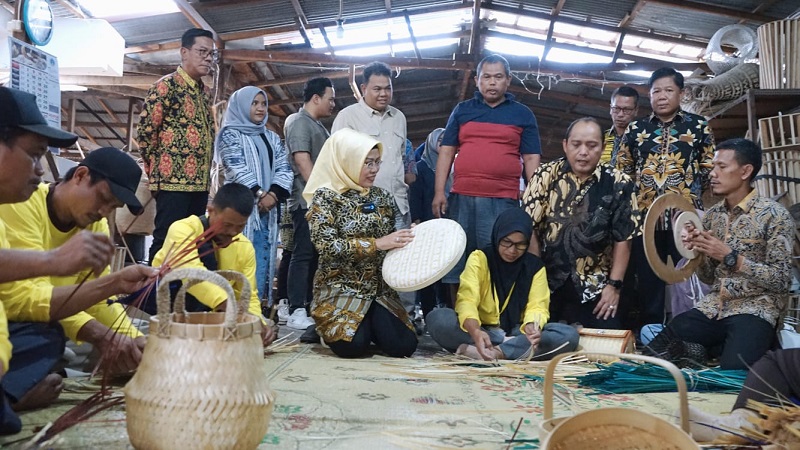 Bupati Serang Ratu Tatu Chasanah bersama para pengrajin UMKM Bisa Kabupaten Serang. (Foto: AMR)