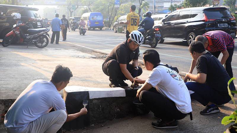 Walikota Tangerang Arief R Wismansyah berbaur dengan pegawai Pemkot mengecat trotoar dalam rangka HUT RI ke-78. (Foto: Dok Pemkot)