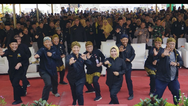 Bupati Serang Ratu Tatu Chasanah ikut larut dalam gerakan silat kaserangan dalam Festival Budaya Tanara. (Foto: Ist)
