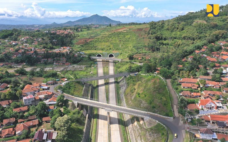 Twin tunnel Jalan Tol Cisumdawu berlatar pengunungan Geulis-Bukitjarian di Kabupaten Sumedang (Kementerian PUPR)