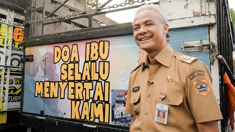Gubernur Jawa Tengah, Ganjar Pranowo dinobatkan sebagai Bapak Truk Nusantara. Foto: NET