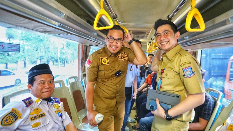 Wakil Walikota Tangerang Selatan Pilar Saga Ichsan mencoba bus Trans Anggrek yang difungsikan untuk Bus Sekolah. (Foto: Dok Pemkot)