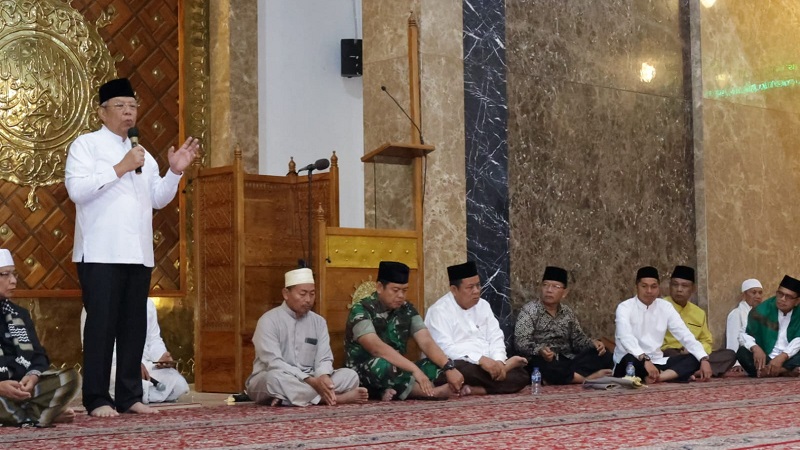 Walikota Tangsel Benyamin Davnie  saat menghadiri safari subuh di Masjid At-Taqwa, Pamulang Timur pada Sabtu (23/9). (Foto: Dok Pemkot).