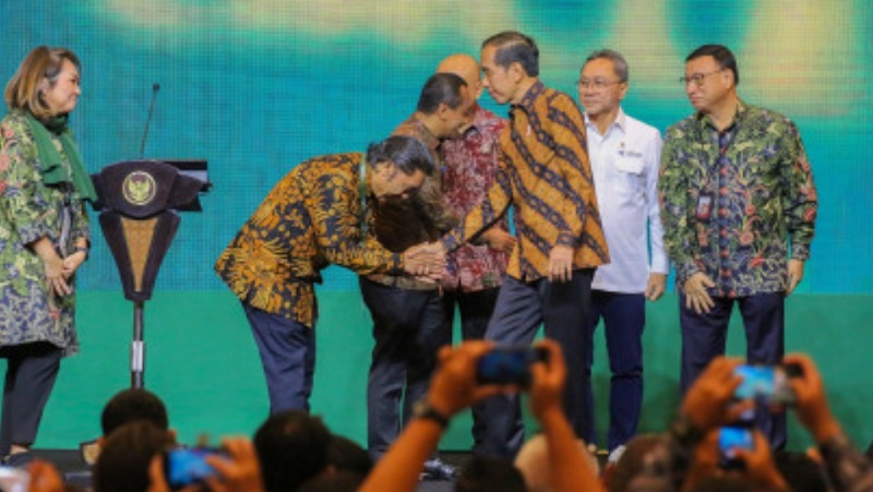 Pj Gubernur Banten Al Muktabar mendampingi Presiden Jokowi dalam Pameran Indonesia Furniture Industry And Handicraft Association (IFFINA). (Foto: Dok Pemkab)