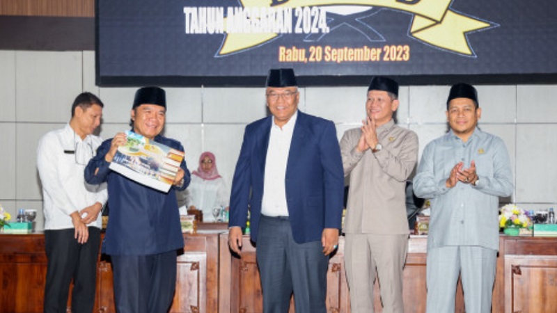 Pj Gubernur Banten Al Muktabar menyampaikan jawaban terhadap pemandangan umum Fraksi atas Raperda APBD 2023. (Foto: Dok Pemprov)