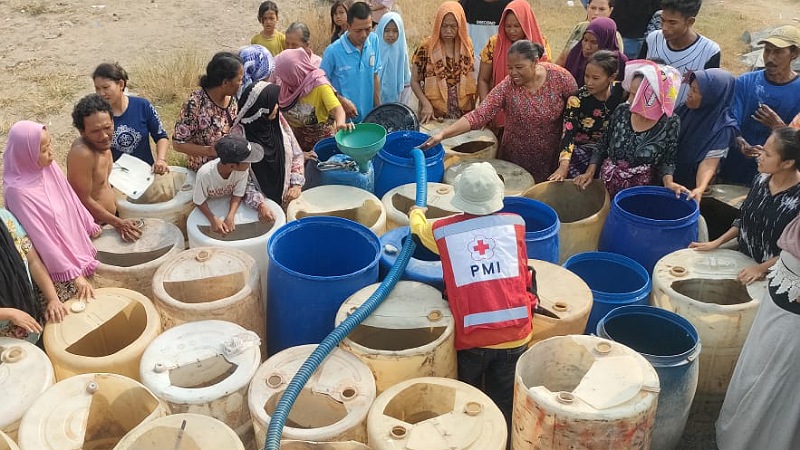 PMI Provinsi Banten turut membantu menyalurkan air bersih akibat kemarau panjang di Kabupaten Serang. (Foto: Dok AMR)