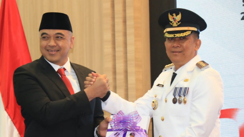 Bupati Tangerang Ahmed Zaki Iskandar menyerahkan jabatannya kepasa Pj Bupati Tangerang Ony Prihantono. (Foto: Dok Pemkab)