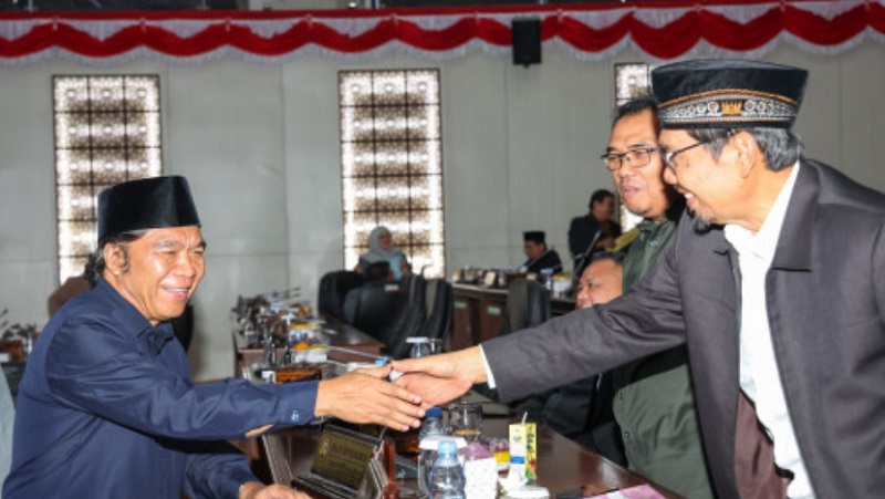 Pj Gubernur Banten Al Muktabar saat menghadiri Rapat Paripurna DPRD Banten. (Foto: Dok Pemkab)