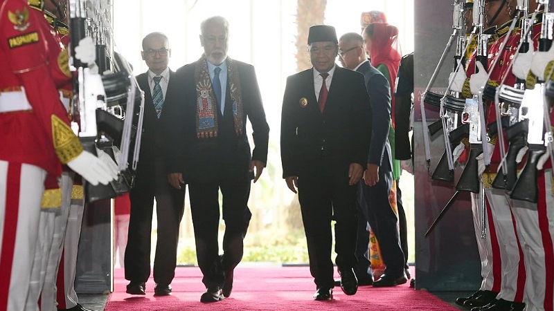 Pj Gubernur Banten All Muktabar saat menyambut kedatangan tamu KTT ASEAN, PM Timor Leste,  Kay Rala Xanana Gusmao. (Foto: Repro)