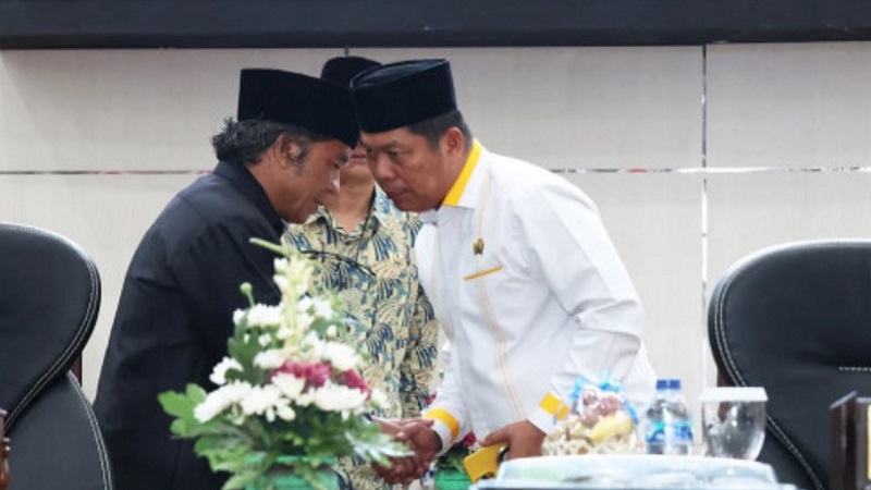Pj Gubernur Banten Al Muktabar saat menghadiri rapat paripurna DPRD Banten. (Foto: Dok Pemprov)