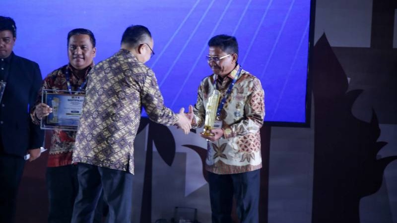 Wakil Walikota Tangerang Sachrudin menerima penghargaan AMH 2023 dari  Kemenkominfo RI. (Foto: Dok Pemkot)