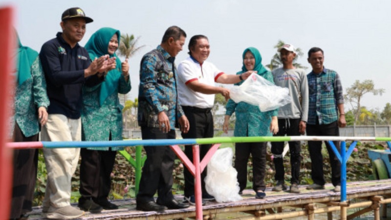 Pj Gubernur Banten Al Banten bersama Walikota Serang Syafrudin menebar 1000 benih ikan. (Foto: Dok Pemprov)