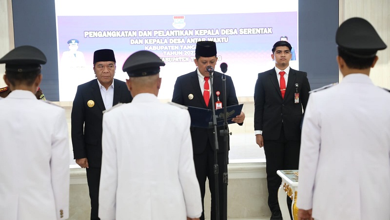 Pj Bupati Tangerang Andy Ony P dihadiri Pj Gubernur Banten Al Muktabar melantik 17 kepala desa hasil pilkades dan PAW. (Foto: Dok Pemkab)