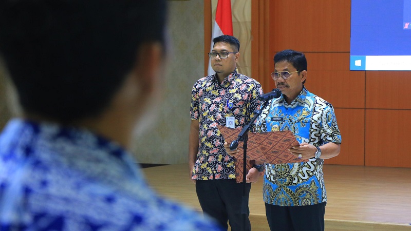 Wakil Walikota Tangerang melantik Dewan Komisaris PT TNG dan puluhan ASN di Kota Tangerang. (Foto: Dok Pemkot)
